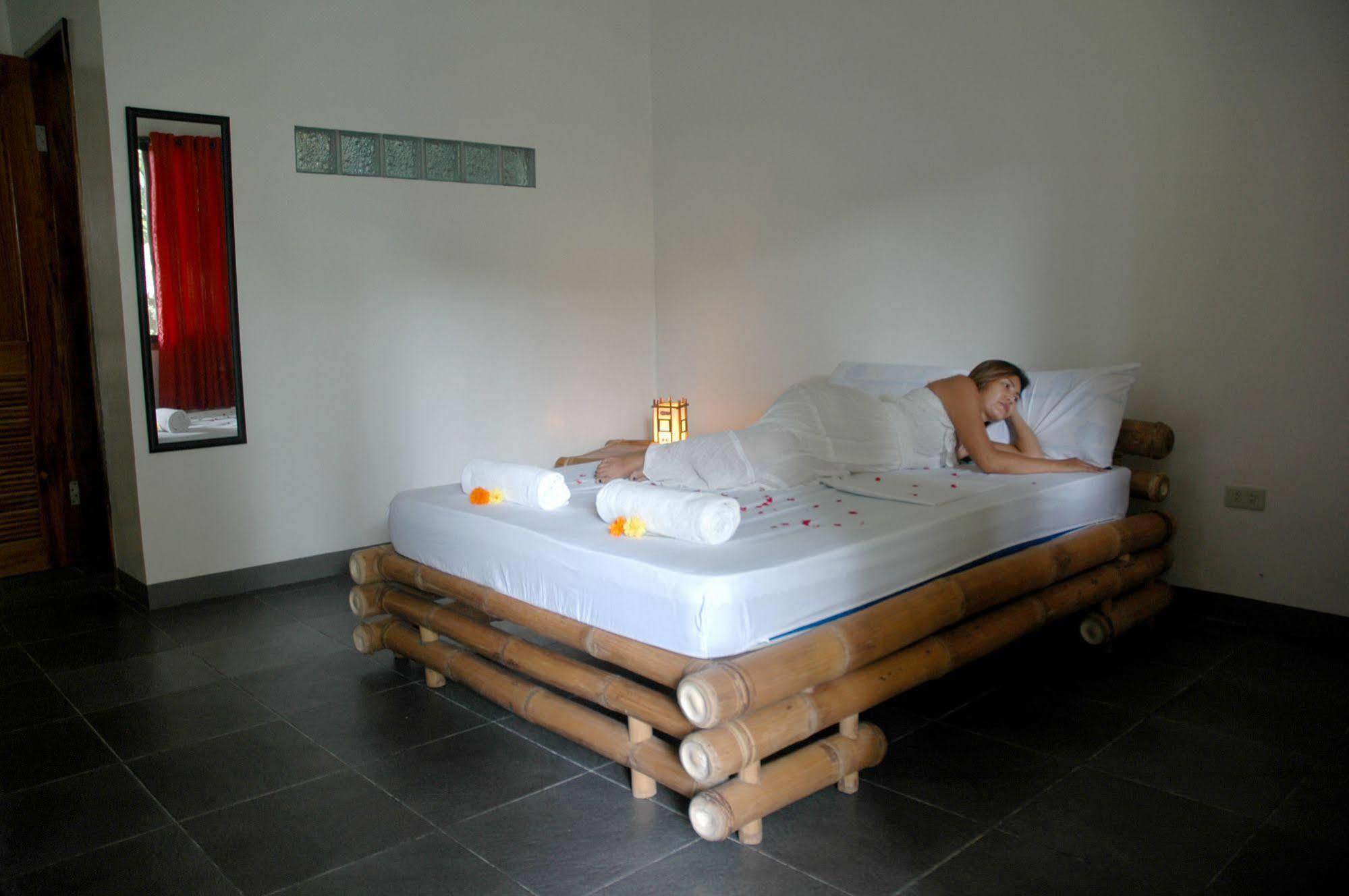 Neptune Diving Resort Santander Ngoại thất bức ảnh