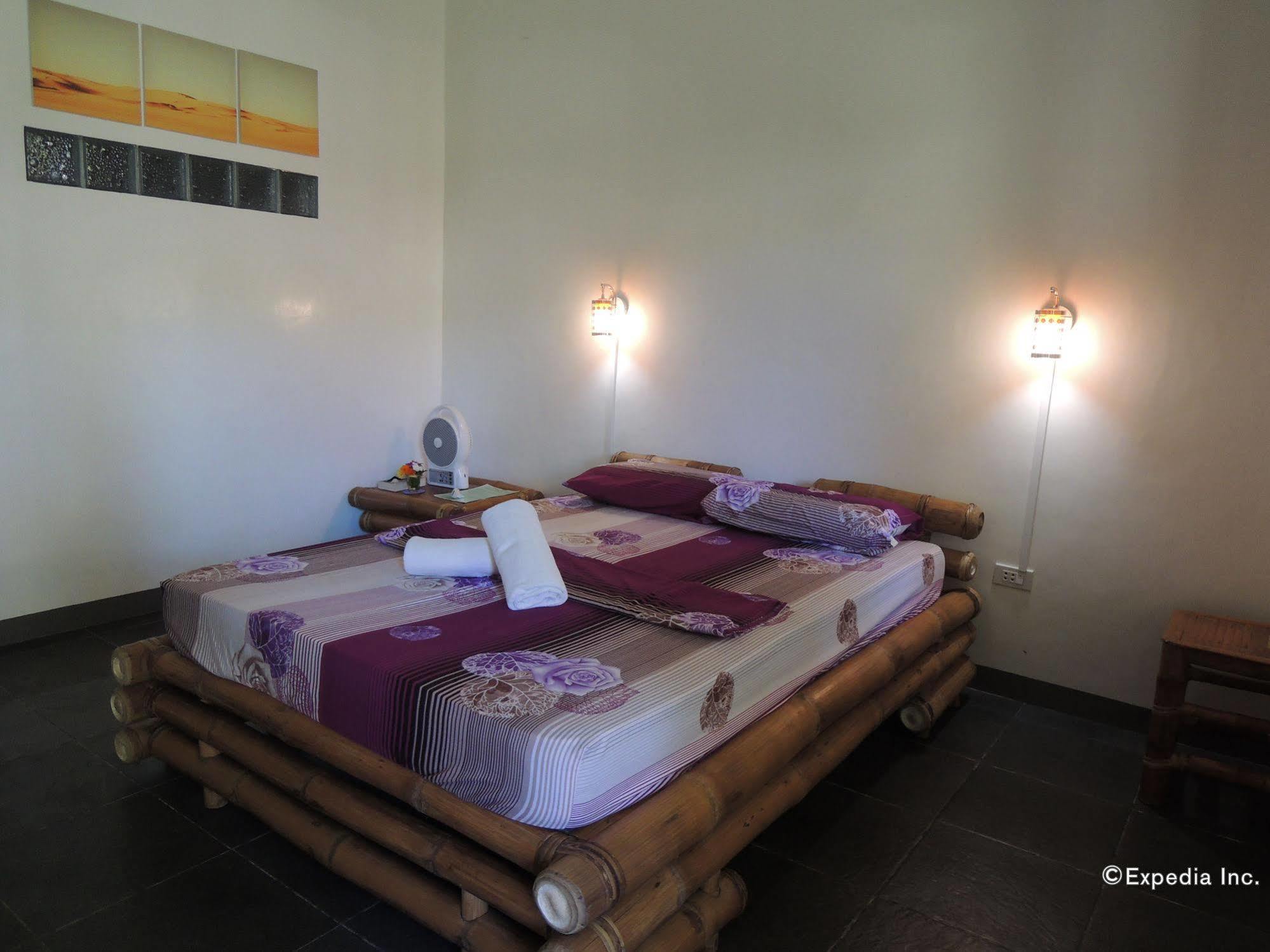 Neptune Diving Resort Santander Ngoại thất bức ảnh