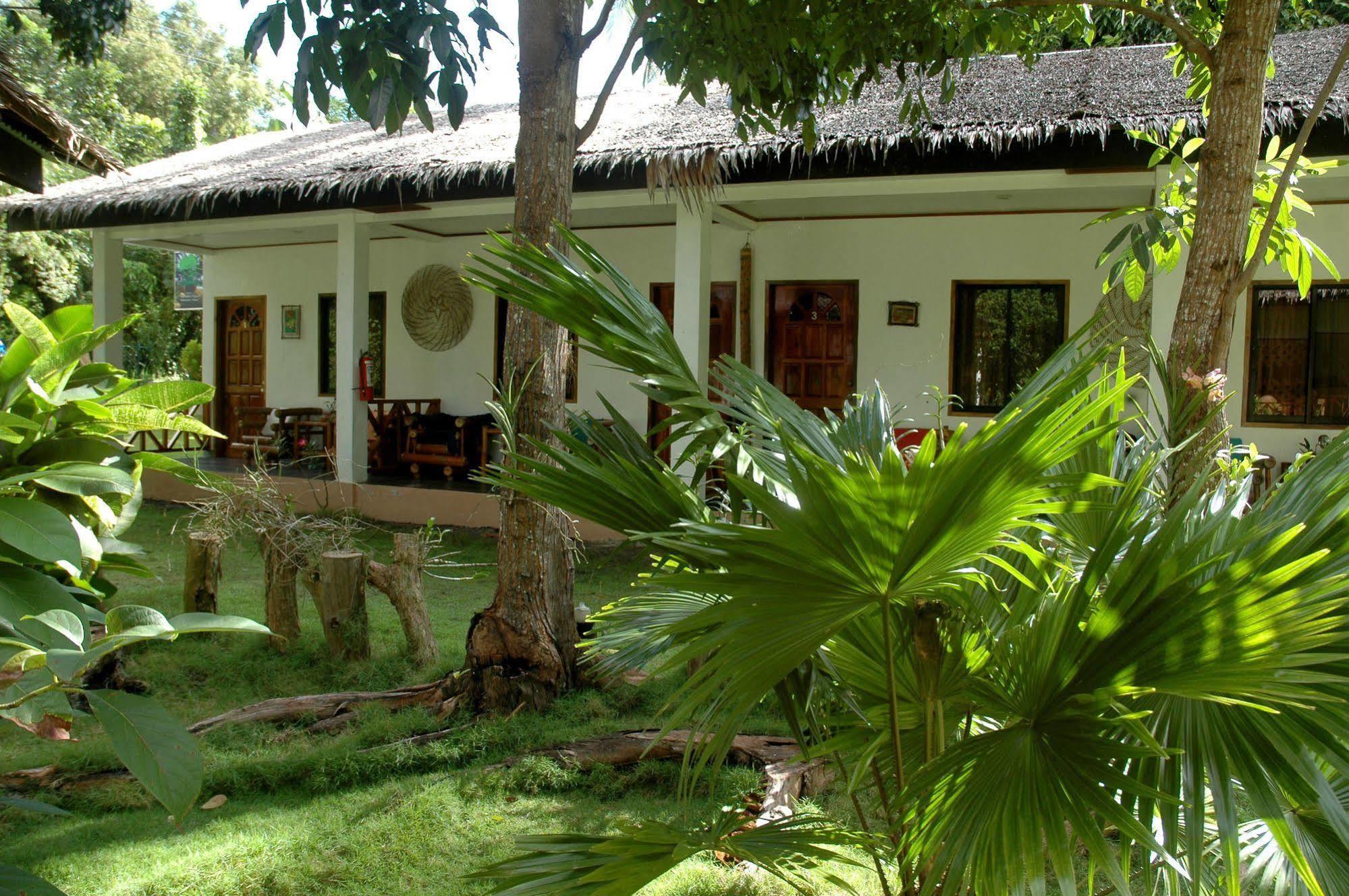 Neptune Diving Resort Santander Ngoại thất bức ảnh